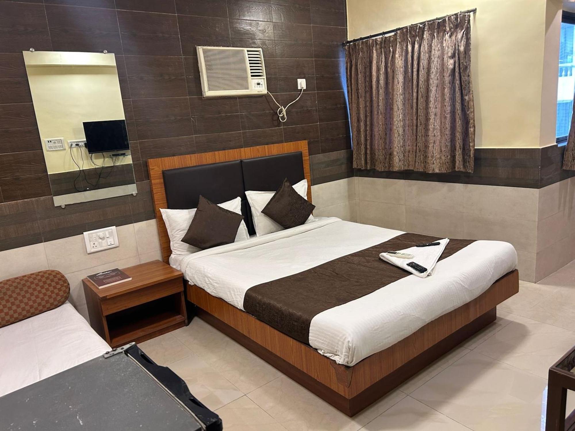 Hotel Lucky Bandra, Mumbai